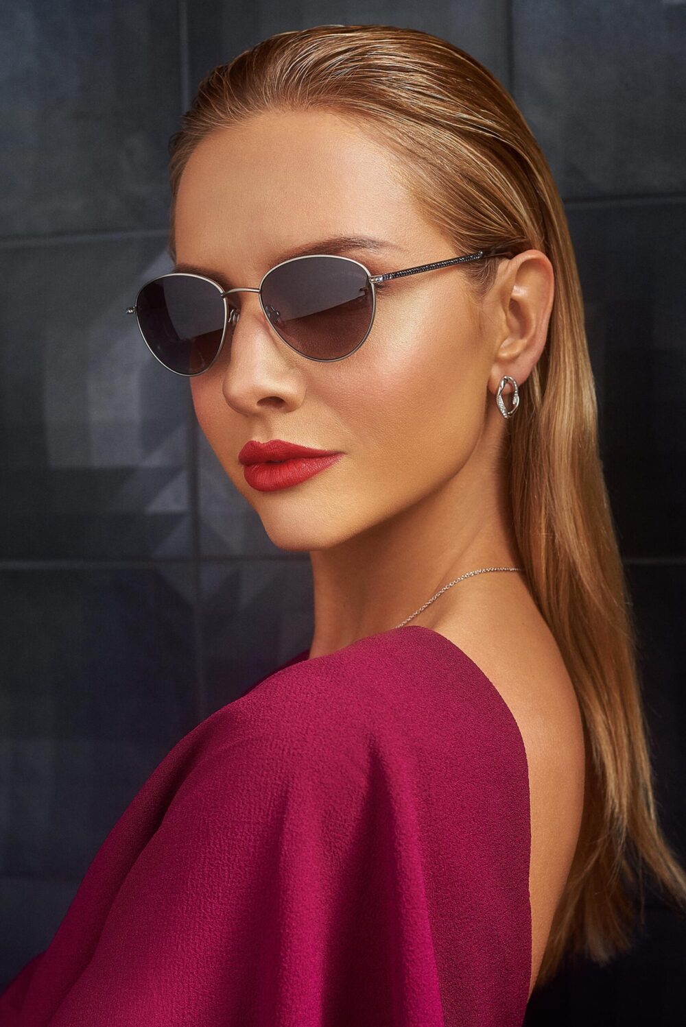 Model showcasing trendy sunglasses in an eyewear photography shoot, Lifestyle eyewear photography with a model in an urban setting, Fashionable eyewear campaign captured by a professional photographer, Model wearing designer glasses in a commercial eyewear photoshoot, Creative eyewear advertising photography featuring stylish models, High-fashion model posing with luxury eyewear, Eyewear photography emphasizing the elegance of optical fashion, Artistic shot of a model wearing chic eyeglasses, Close-up of model's face highlighting the eyewear in a lifestyle shoot, Dynamic eyewear photography for a modern advertising campaign