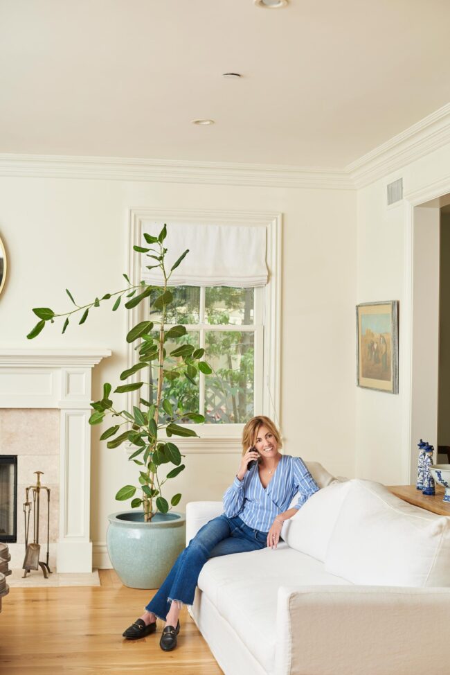 Professional pharmaceutical photography in a Los Angeles lab, Close-up of medication captured through pharmaceutical photography in Los Angeles, High-tech pharmaceutical photography showcasing medical advancements in LA, Detailed product shot by a Los Angeles pharmaceutical photographer, Pharmaceutical photography in Los Angeles depicting modern healthcare solutions, Precision-driven pharmaceutical photography in a Los Angeles facility, Los Angeles photographer capturing the essence of pharmaceutical research, Innovative pharmaceutical products photographed in a Los Angeles studio, Clean and crisp pharmaceutical photography in a Los Angeles lab setting, Pharmaceutical photography in Los Angeles focusing on industry breakthroughs